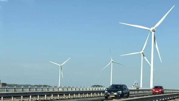 Vier windturbines van 177 meter hoog langs de Pleijroute bij Arnhem Foto: Martin Slijper