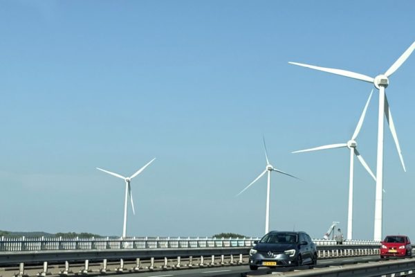Vier windturbines van 177 meter hoog langs de Pleijroute bij Arnhem Foto: Martin Slijper