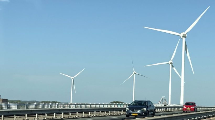 Vier windturbines van 177 meter hoog langs de Pleijroute bij Arnhem Foto: Martin Slijper