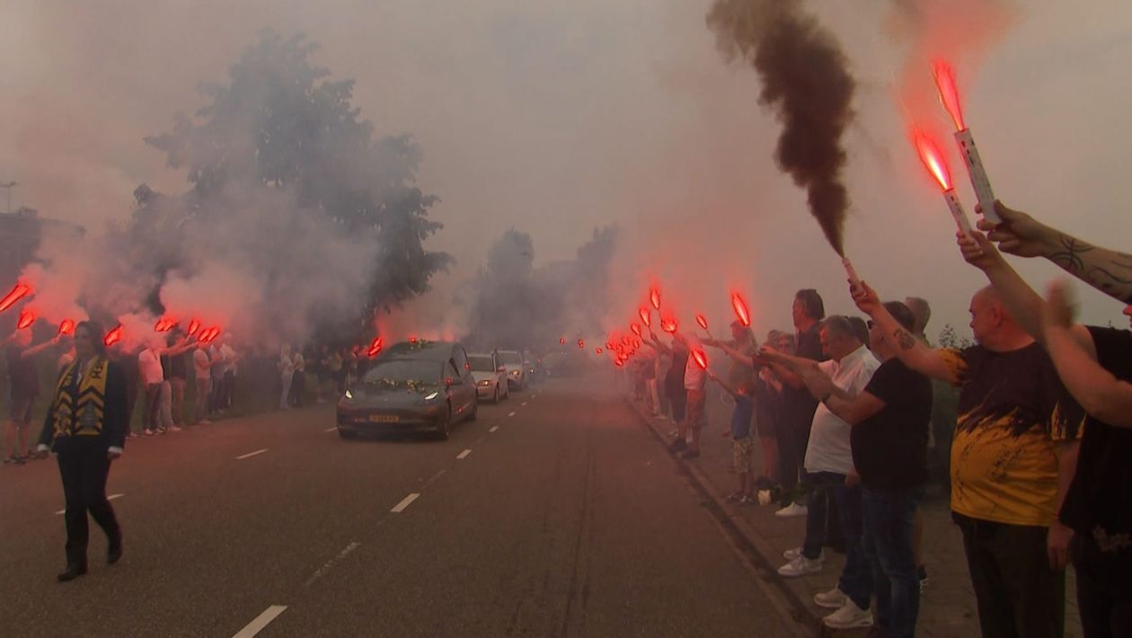 Supporters wachten de rouwauto met daarin Martin Laamers op met ontstoken fakkels. Foto: Omroep Gelderland