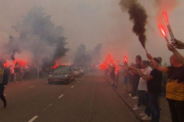 Supporters wachten de rouwauto met daarin Martin Laamers op met ontstoken fakkels. Foto: Omroep Gelderland