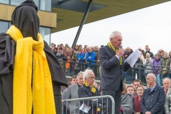Jan Snellenburg spreekt supporters van Vitesse toe op Papendal. Foto: Omroep Gelderland