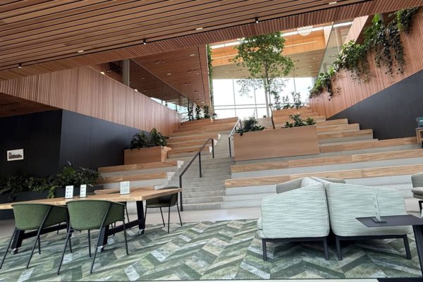 Huiskamer en trap gemeentehuis Rheden Foto: Martin Slijper