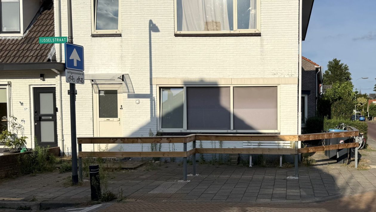 Tuin of stoep? Velpenaar wacht al maanden op duidelijkheid Foto: Studio Rheden