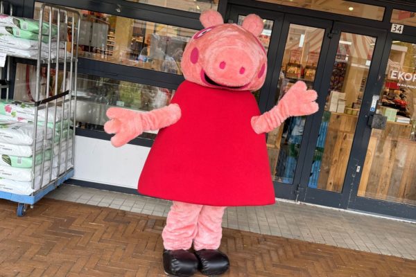 Peppa Pig maakt kinderen blij in winkelcentrum Dieren Foto: Martin Slijper