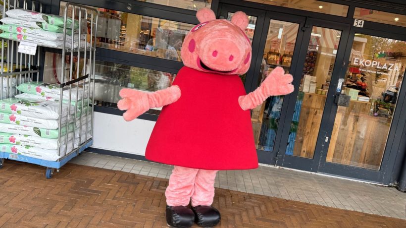 Peppa Pig maakt kinderen blij in winkelcentrum Dieren Foto: Martin Slijper
