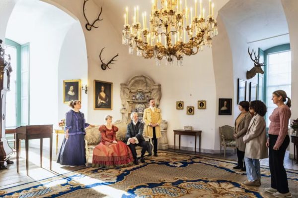 Kasteelbewoners in de torenzaal van kasteel Rosendael - bron GLK Foto: Geldersch Landschap en Kasteelen