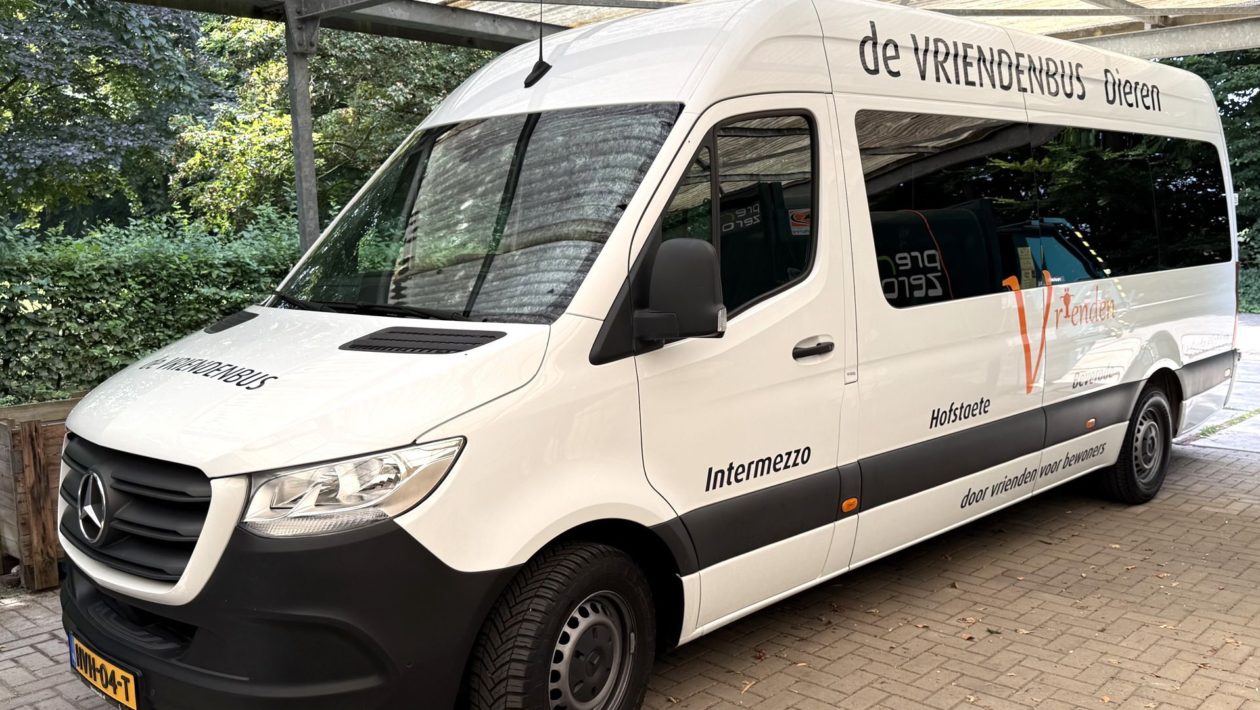 Vrienden van Hofstaete en Intermezzo doneren nieuwe Vriendenbus Foto: Martin Slijper