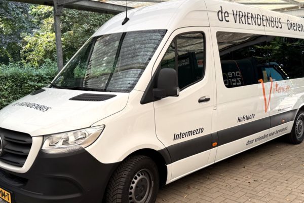 Vrienden van Hofstaete en Intermezzo doneren nieuwe Vriendenbus Foto: Martin Slijper