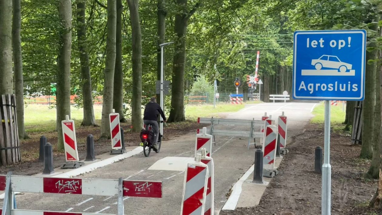 Biljoen weer veilig: landbouwsluis maakt einde aan autoleed langs Kasteel Biljoen Foto: Martin Slijper