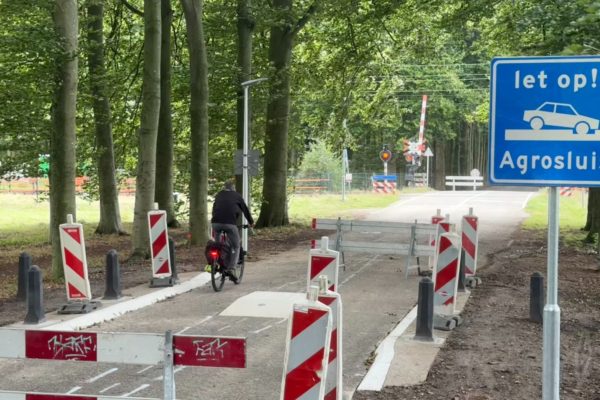 Biljoen weer veilig: landbouwsluis maakt einde aan autoleed langs Kasteel Biljoen Foto: Martin Slijper