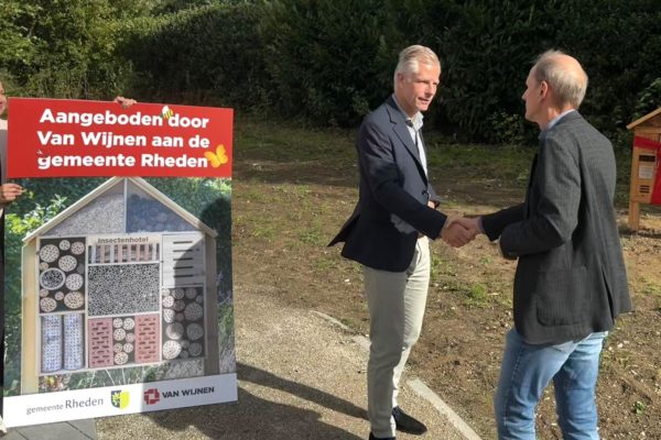 Gemeentehuis Rheden krijgt insectenhotel in de tuin Foto: Martin Slijper