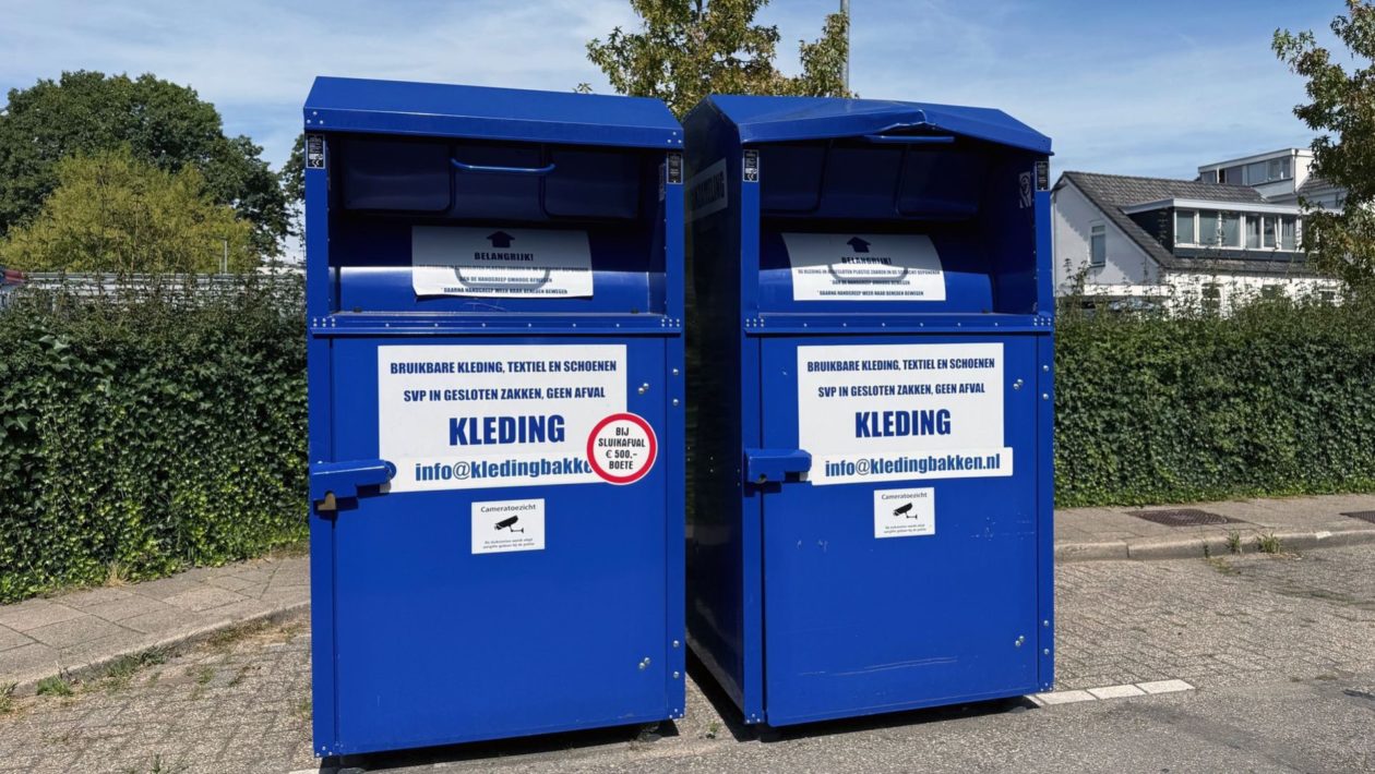 Onbekende plaatsen illegale blauwe kledingcontainers Foto: Martin Slijper