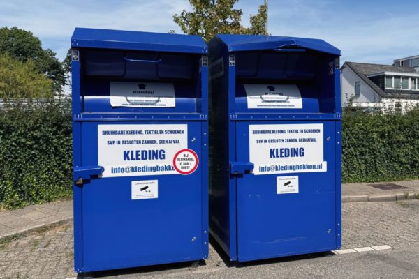 Onbekende plaatsen illegale blauwe kledingcontainers Foto: Martin Slijper