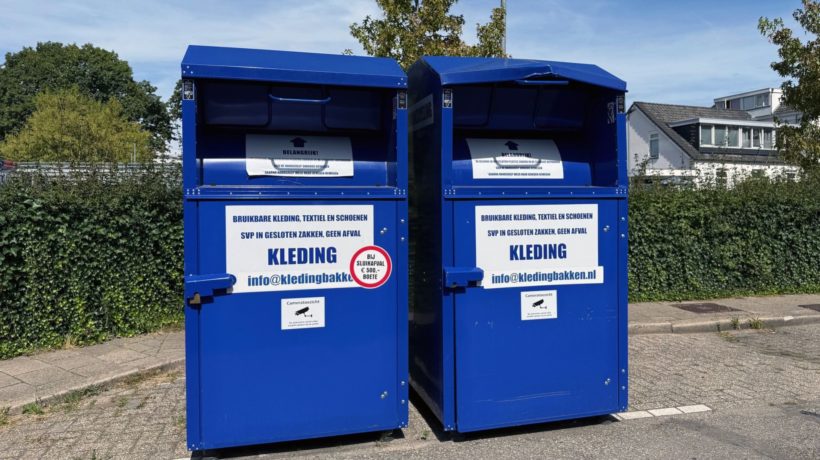Onbekende plaatsen illegale blauwe kledingcontainers Foto: Martin Slijper