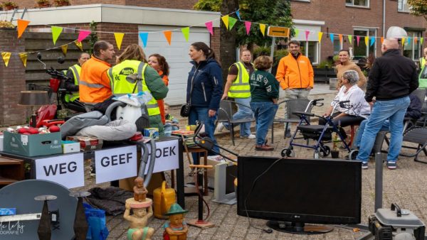 Buurtbewoners Straatweiden positief over eerste editie Opfleurdag in Velp-Zuid Foto: Rob de Lelij