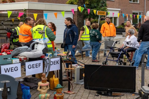 Buurtbewoners Straatweiden positief over eerste editie Opfleurdag in Velp-Zuid Foto: Rob de Lelij