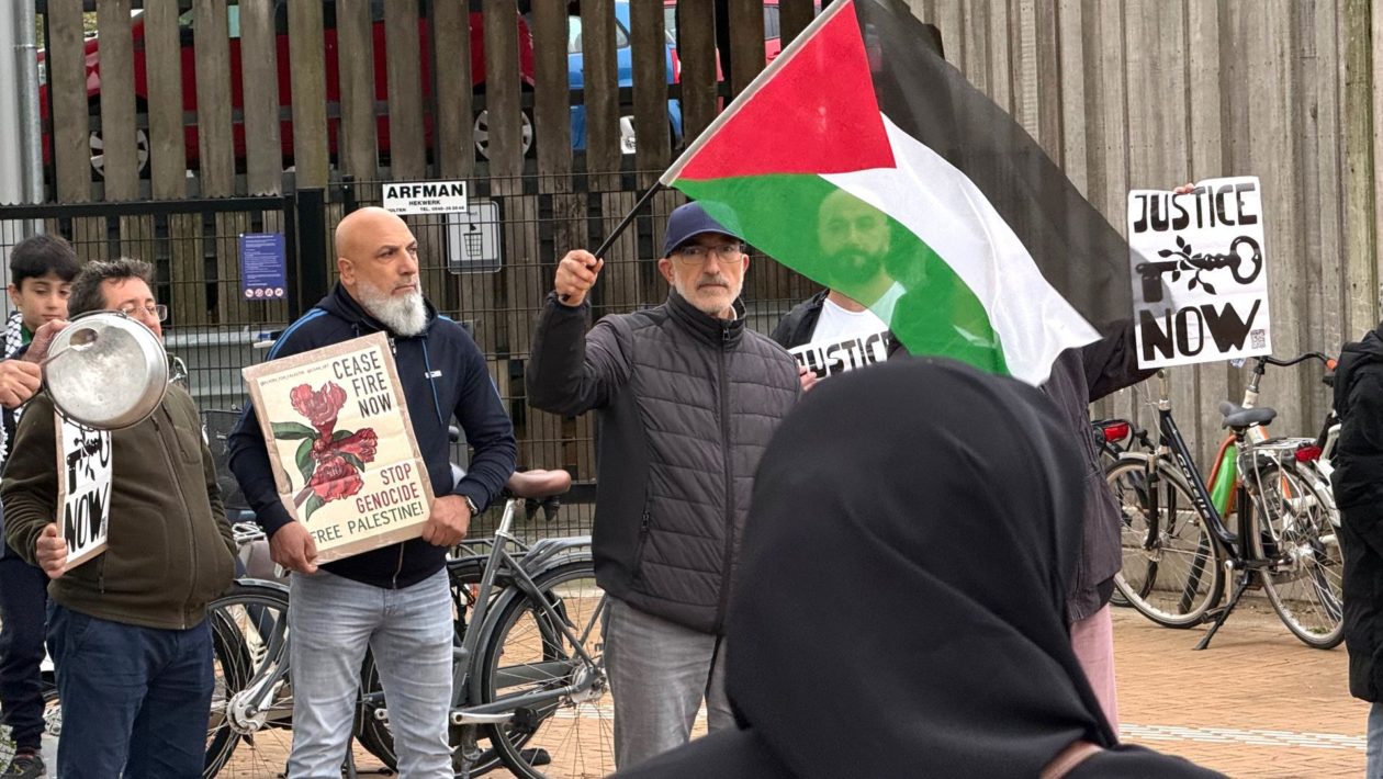 Demonstranten maken lawaai met pannen voor Gaza Foto: Studio Rheden
