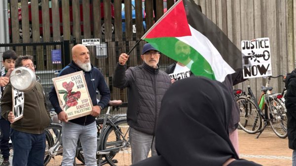 Demonstranten maken lawaai met pannen voor Gaza Foto: Studio Rheden