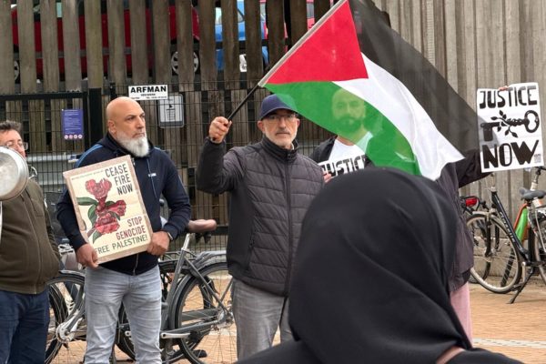 Demonstranten maken lawaai met pannen voor Gaza Foto: Studio Rheden