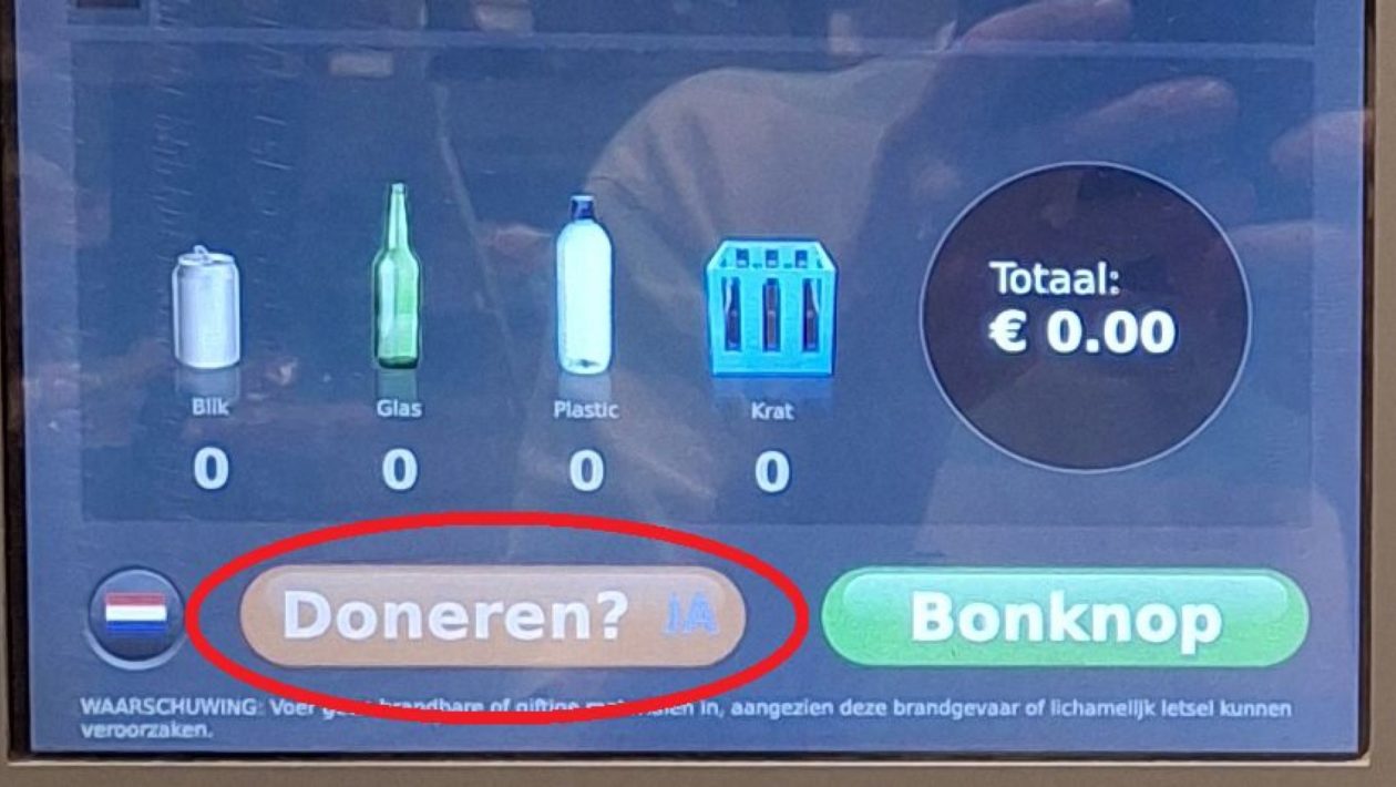 Albert Heijn Velp zamelt hele september in voor zieke jongeren Foto: Margot Naber