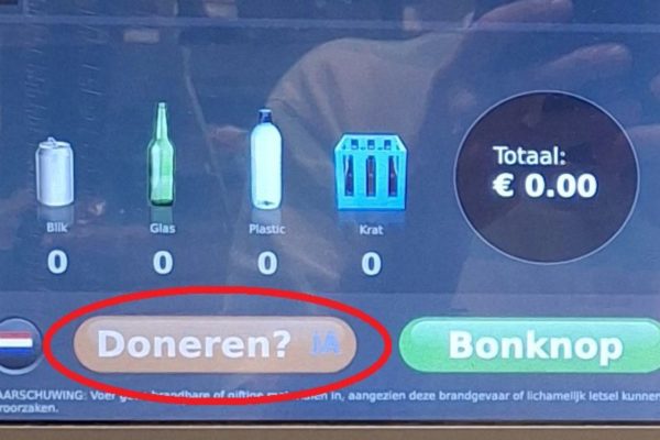 Albert Heijn Velp zamelt hele september in voor zieke jongeren Foto: Margot Naber
