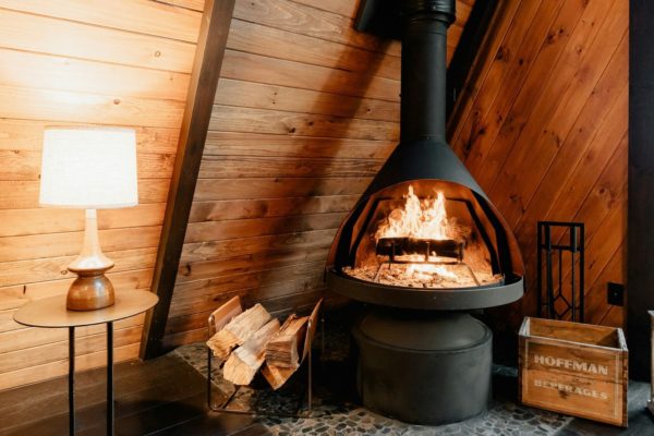 Een brandende houtkachel in een huis. Foto: Clay Banks - Unsplash