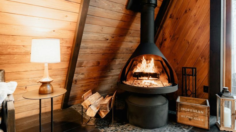 Een brandende houtkachel in een huis. Foto: Clay Banks - Unsplash