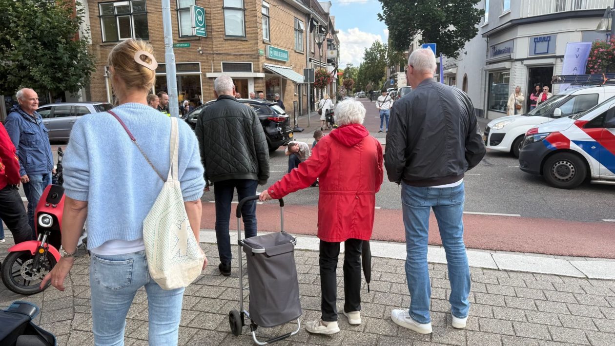 Meisje gewond na aanrijding met auto in Velp Foto: Martin Slijper