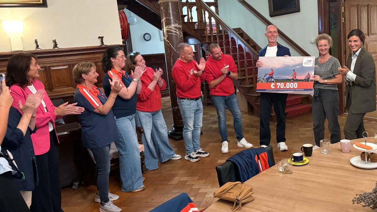 Hospice Rozenheuvel krijgt cheque van 70.000 euro van Roparun Foto: Martin Slijper