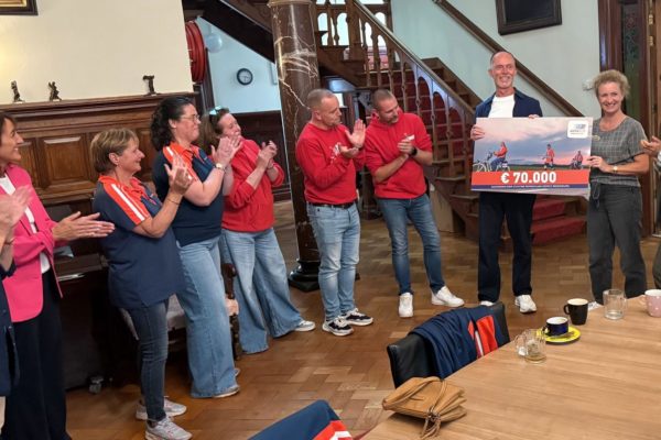 Hospice Rozenheuvel krijgt cheque van 70.000 euro van Roparun Foto: Martin Slijper