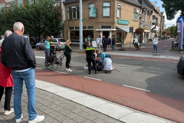 Meisje gewond na aanrijding met auto in Velp Foto: Martin Slijper