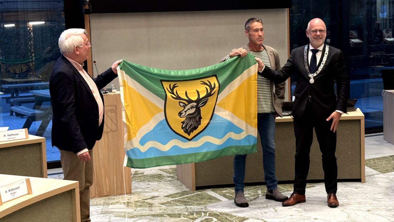 Nieuwe Dierense vlag officieel overhandigd aan gemeente Rheden Foto: Martin Slijper