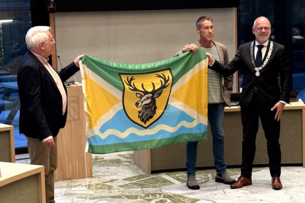 Nieuwe Dierense vlag officieel overhandigd aan gemeente Rheden Foto: Martin Slijper