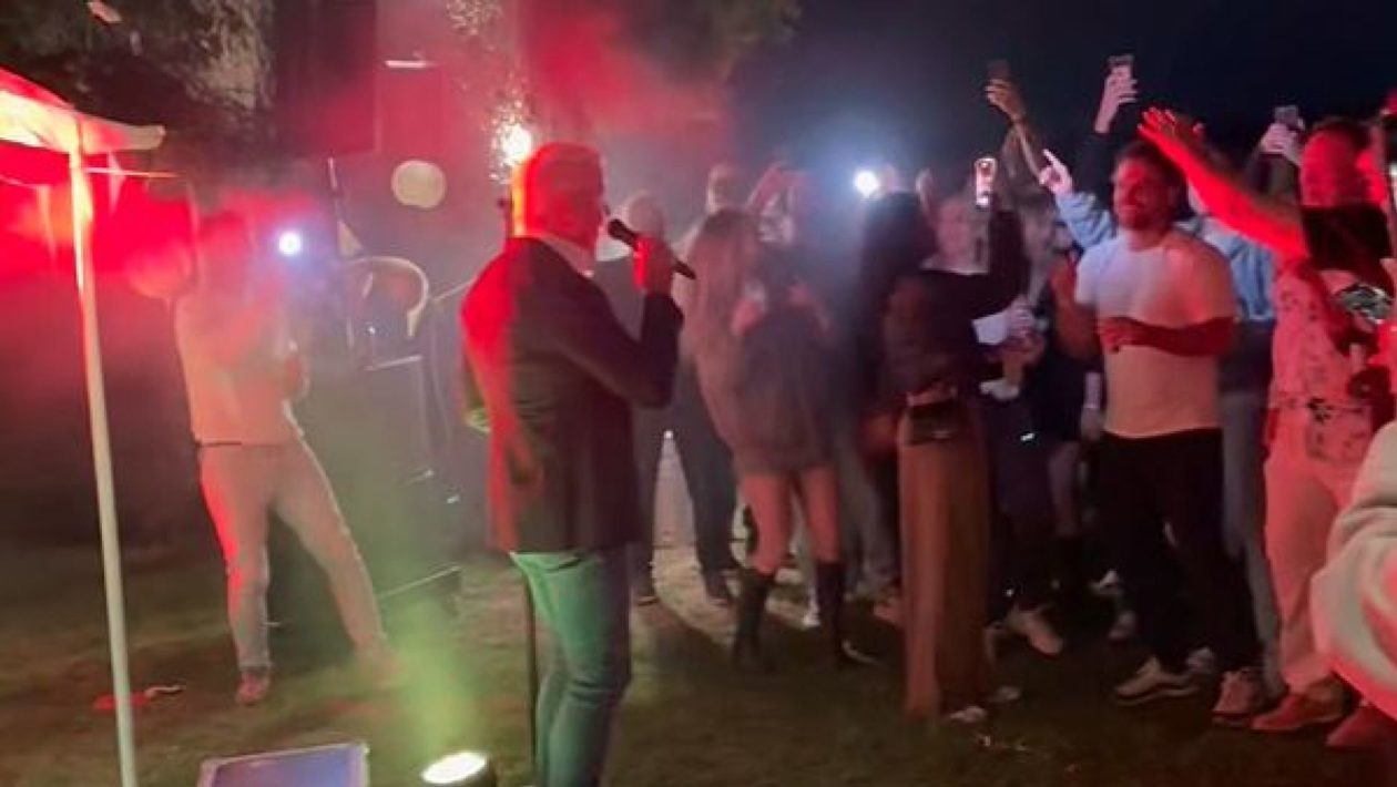 Dries Roelvink zingt in Laag-Soeren voor jarige hond Foto: Still: Facebook Dries Roelvink