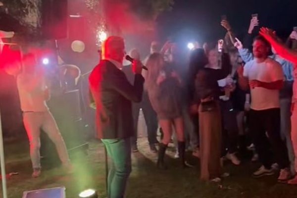 Dries Roelvink zingt in Laag-Soeren voor jarige hond Foto: Still: Facebook Dries Roelvink