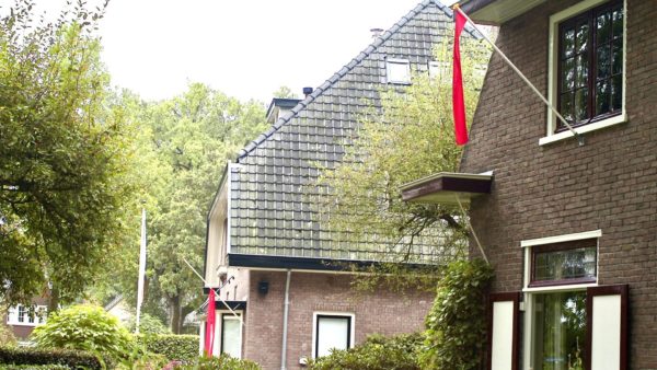Ellecom vraagt aandacht met rood lint en kerk-bijeenkomst Foto: Henk de Jong