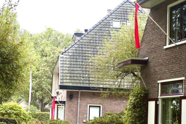 Ellecom vraagt aandacht met rood lint en kerk-bijeenkomst Foto: Henk de Jong