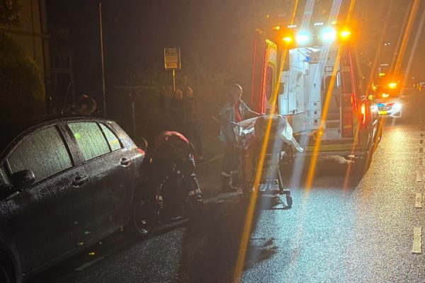 Fietser zwaargewond na botsing met geparkeerde auto in Velp Foto: Martin Slijper