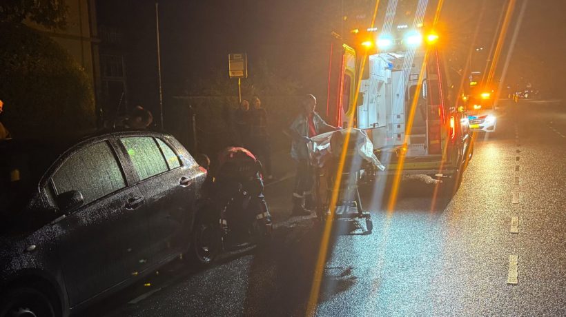 Fietser zwaargewond na botsing met geparkeerde auto in Velp Foto: Martin Slijper