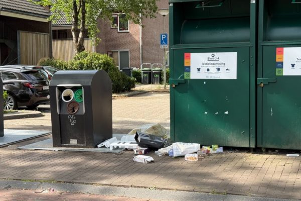 Bewoners klagen over huisvuil bij Albert Heijn in Rheden naast de oude Plus Foto: Martin Slijper