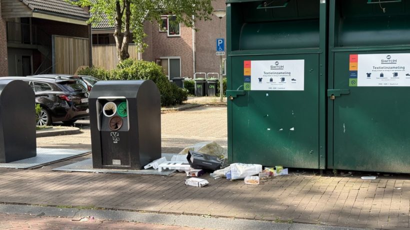 Bewoners klagen over huisvuil bij Albert Heijn in Rheden naast de oude Plus Foto: Martin Slijper