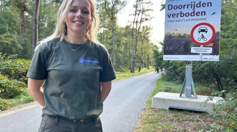 Boswachter Nathalie Drenth bij de afgesloten Schaapsallee. Foto: Omroep Gelderland