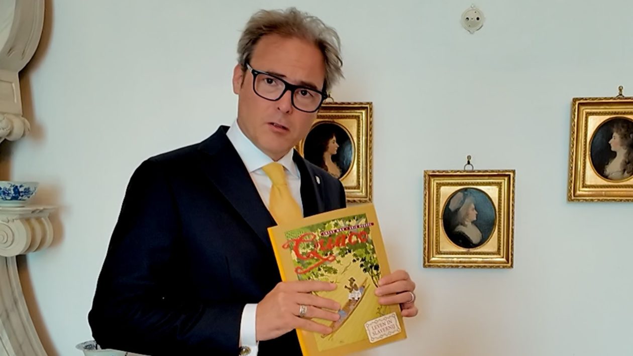 Ridder Bas met het stripboek over Quaco's leven Foto: Omroep Gelderland
