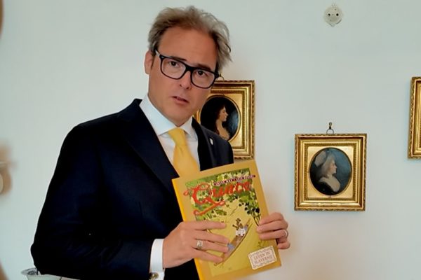 Ridder Bas met het stripboek over Quaco's leven Foto: Omroep Gelderland