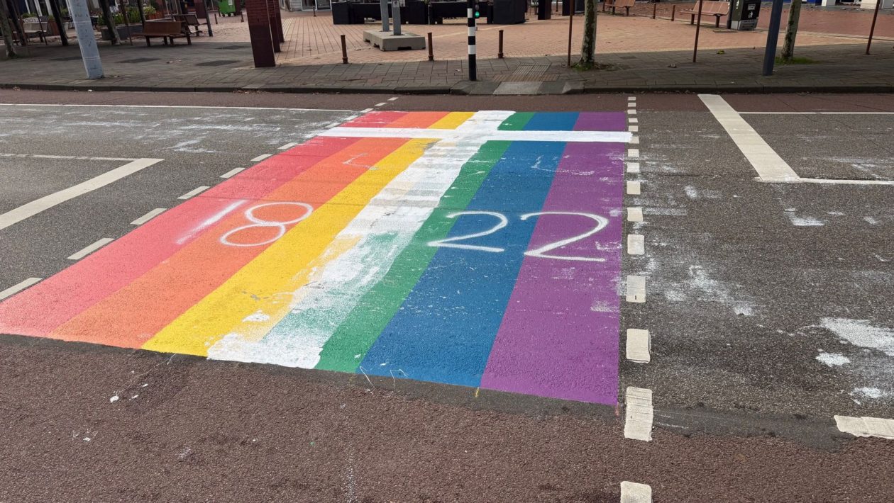 Regenboogpad in Velp al na één dag beklad Foto: Martin Slijper