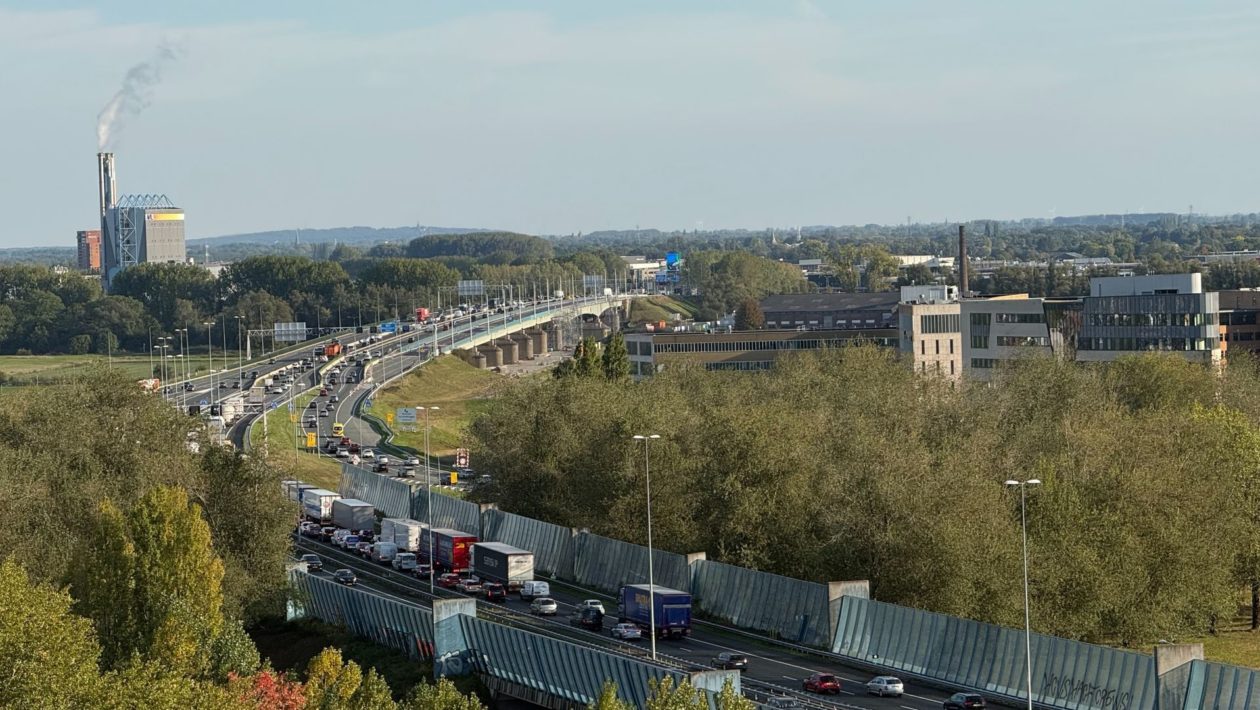 Volg hier de files live op Velperbroek vanwege de sinkhole Foto: Martin Slijper