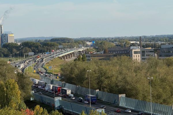 Volg hier de files live op Velperbroek vanwege de sinkhole Foto: Martin Slijper