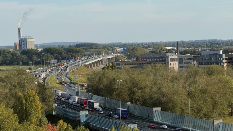 Volg hier de files live op Velperbroek vanwege de sinkhole Foto: Martin Slijper