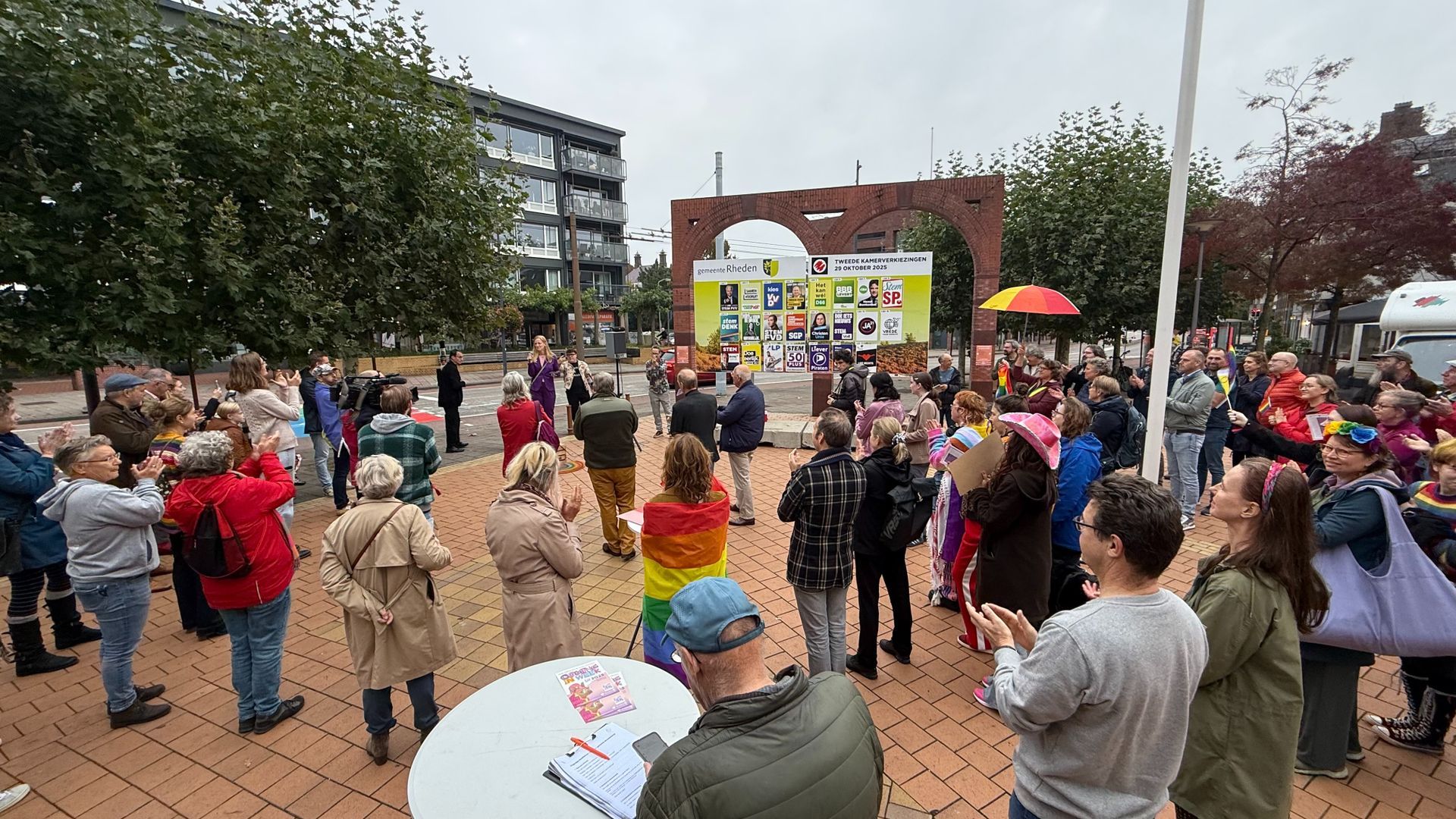 Velp reageert op bekladding regenboogpad met een spontane en liefdevolle Mini Pride